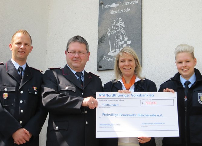 Symbolischen Scheck &uuml;bergeben (Foto: privat)