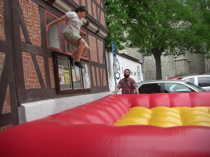 Der KILA holt das Kissen raus - das Sprungkissen (Foto: Frank Tuschy)