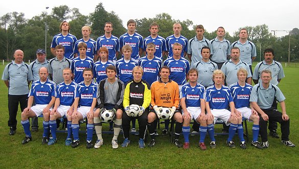 Die Mannschaft, links Trainer Vogt (Foto: Verein)