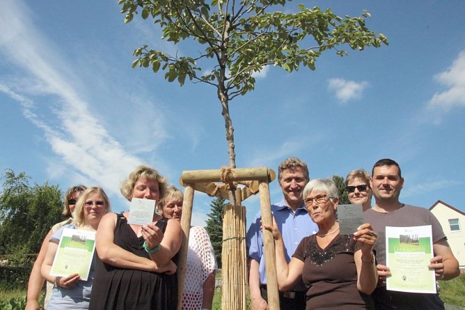Die Spender sind (von links nach rechts): Katrin (und Michael) Samel; Ilka Hage; Martina Puls; Christian Winkler-K&ouml;hler; Gudrun Mosebach; Angela Dittmar und Frank Ahlert. (Foto: Patrick Grabe, Pressestelle Stadt Nordhausen)
