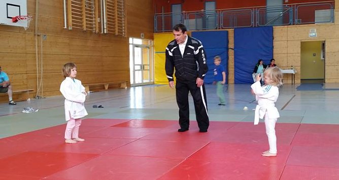 Links: Laura Fense bei einem ihrer Wettk&auml;mpfe und Siege. (Foto: J&ouml;rg Viehst&auml;dt)