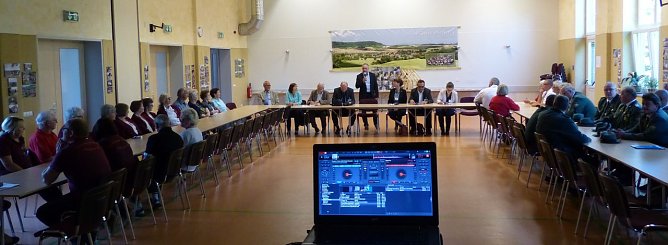 Die Vertreter der Vereine wollen mit den Juroren ins Gespr&auml;ch kommen. (Foto: nnz)