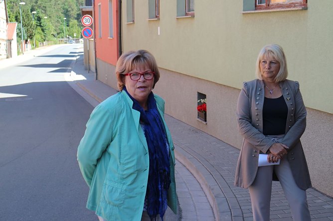 Ortsteilb&uuml;rgermeisterin Karin Busch und die zweite Beigeordnete der Stadt Hannelore Haase bedankten sich bei den Beteiligten, insbesondere den Anwohnern (Foto: Angelo Glashagel)