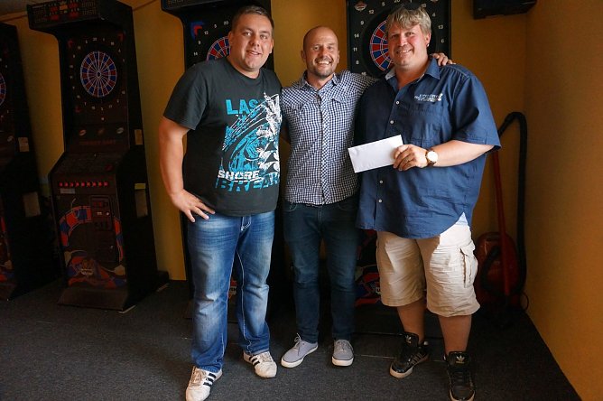 Spenden&uuml;bergabe (Foto: Sandra Witzel)