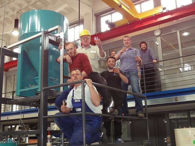 Das Nordh&auml;user Forscherteam freut sich &uuml;ber den neuen Versuchsstand an der Hochschule (Foto: Hochschule Nordhausen)