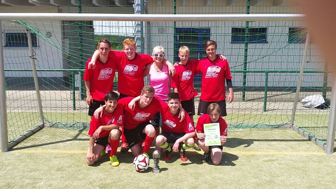 Die Fussballmannschaft der Albert-Schweitzer-Schule Bleicherode holt sich zum wiederholtem Mal den Sieg (Foto: F&ouml;rderzentrum Bleicherode)