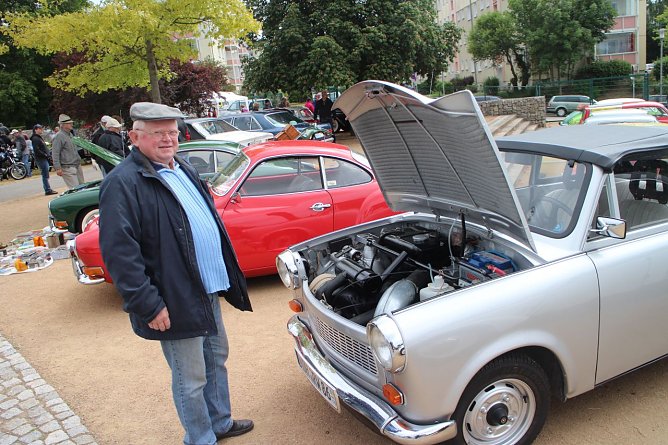 Reinhardt Valenta und sein Trabant - drei Jahre Arbeit stecken in dem silbernen Schmuckst&uuml;ck (Foto: Angelo Glashagel)