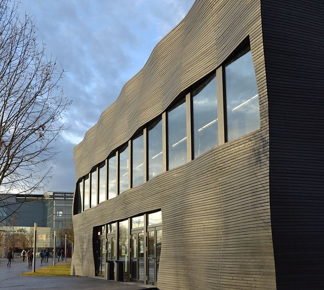 Die neue Welle: Wer sagt eigentlich, dass Fassadensysteme und energetische Optimierung langweilig sein m&uuml;ssen? (Foto: HF Redaktion)