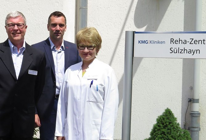 Von links: KMG Klinikgesch&auml;ftsf&uuml;hrer Ingo Engelmeyer, KMG Chef&auml;rztin Dr. Jolanta Balcewicz, Niels Neu (Foto: NUV)