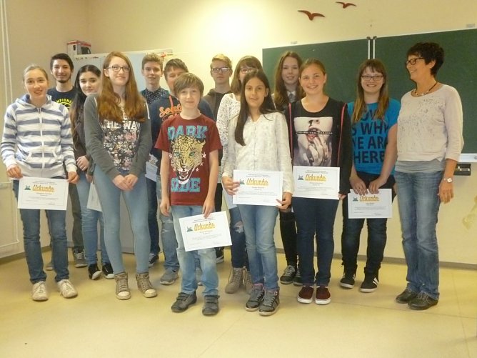 Es m&uuml;ssen nicht immer gute Noten sein: an der Petersbergschule wurden heute Sch&uuml;lerinnen und Sch&uuml;ler geehrt, die sich durch andere Leistungen um die Schule und ihre Mitsch&uuml;ler verdient gemacht haben (Foto: Sabine Schr&ouml;der)