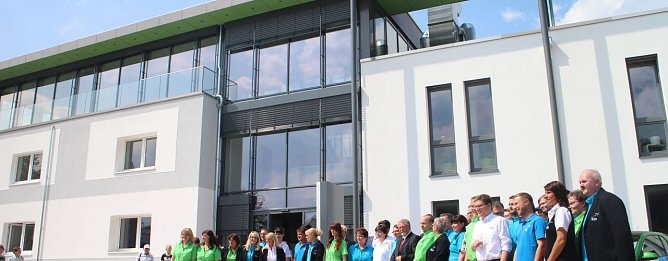 Stolze Mitarbeiter vor ihrem neuen Haus - die WBG S&uuml;dharz er&ouml;ffnete heute ihre neuen Gesch&auml;ftsr&auml;ume (Foto: Angelo Glashagel)