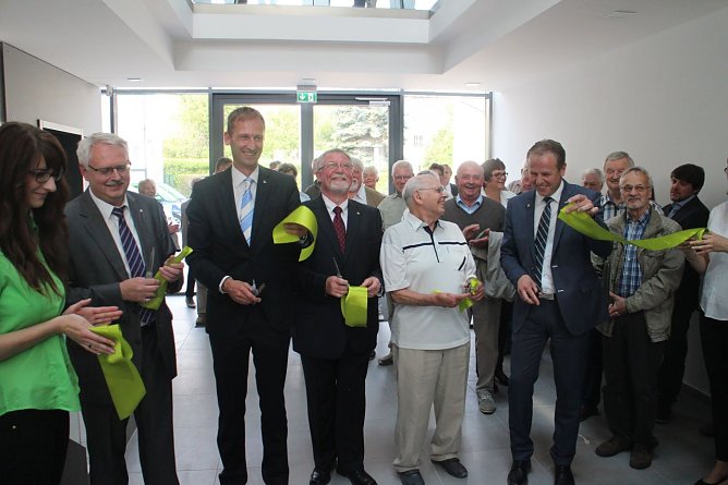 Aufsichtsratsvorsitzenden Thomas Kunze, Vorstandsmitglieder Sven D&ouml;rmann und Harald Eisentraut, Helmut Baeger und Vorstandsmitglied Steffen Loup durchschnitten zur Er&ouml;ffnung das Band in WBG Farben (Foto: Angelo Glashagel)