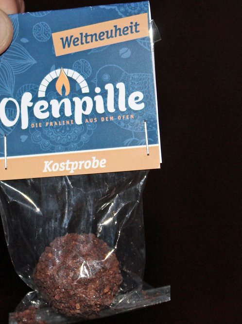 Ofenpraline zur Premiere (Foto: Karl-Heinz Herrmann)