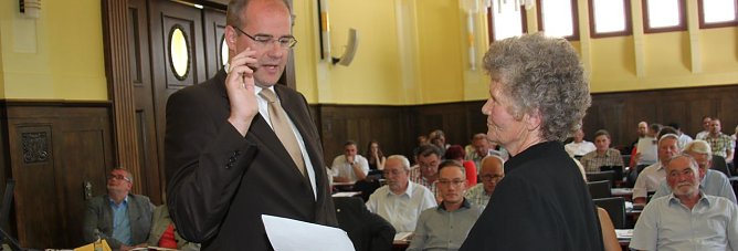 Gisela Hartmann nimmt Jendricke den Diensteid ab (Foto: J. Piper)