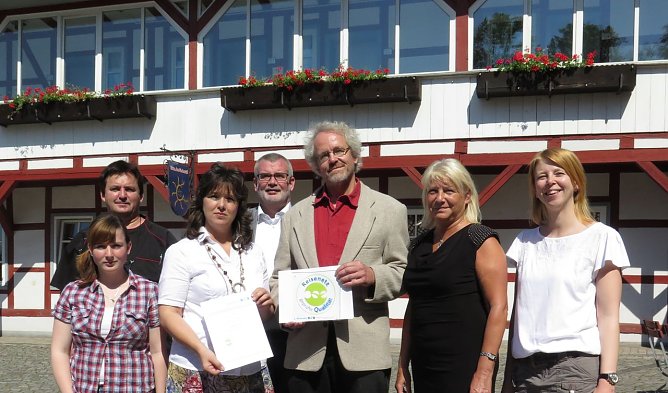 Zertifikat &uuml;bergeben (Foto: nnz)