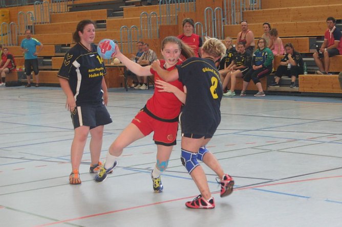 Die Handballerinnen aus Schlotheim und Bleicherode trotzten der Hitze (Foto: Uwe Tittel)