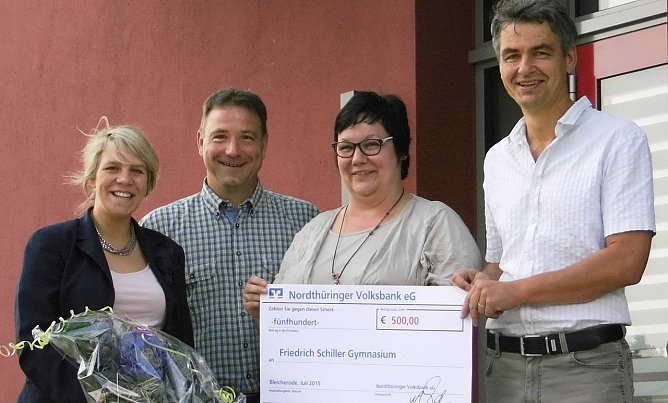 Scheck &uuml;bergeben (Foto: privat)