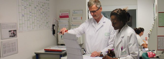 Der neue Chefarzt auf Station: Dr. med. Andreas Press mit Fach&auml;rztin Dr. Charlotte Fonga (Foto: Angelo Glashagel)