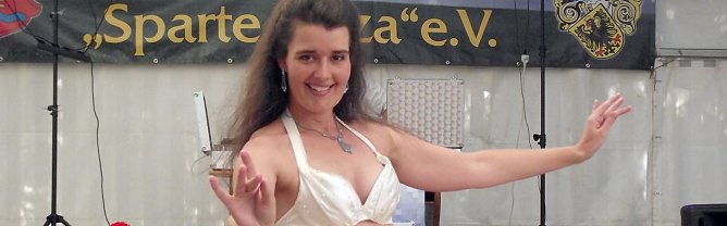 Bezaubernd: orientalischer Bauchtanz, vorgetragen von Claudia Pressacco (Foto: Kurt Frank)