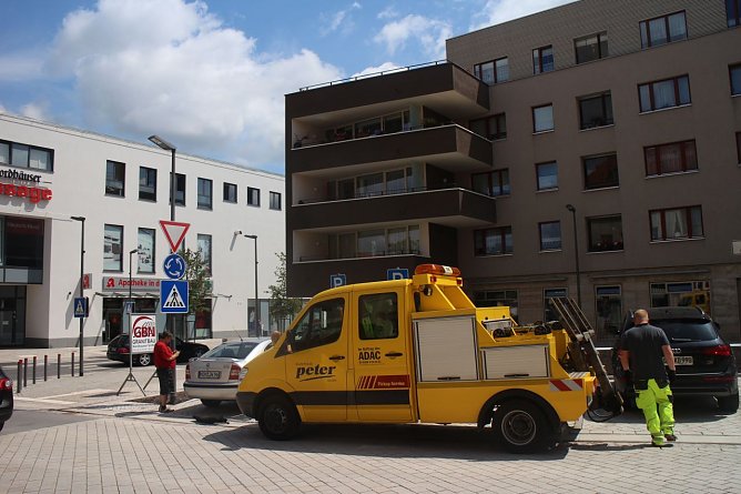 Neue Parkpl&auml;tze an der Engelsburg - der k&uuml;rzeste Weg ist der beliebteste, trotz Verboten und Einschr&auml;nkungen (Foto: Angelo Glashagel)