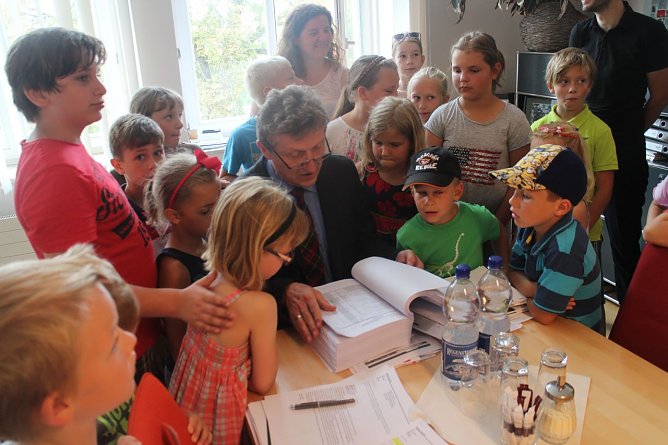 Dem OB &uuml;ber die Schulter geschaut - die Grundsch&uuml;ler aus Niedersalza durften Klaus Zeh mit Fragen l&ouml;chern (Foto: Angelo Glashagel)