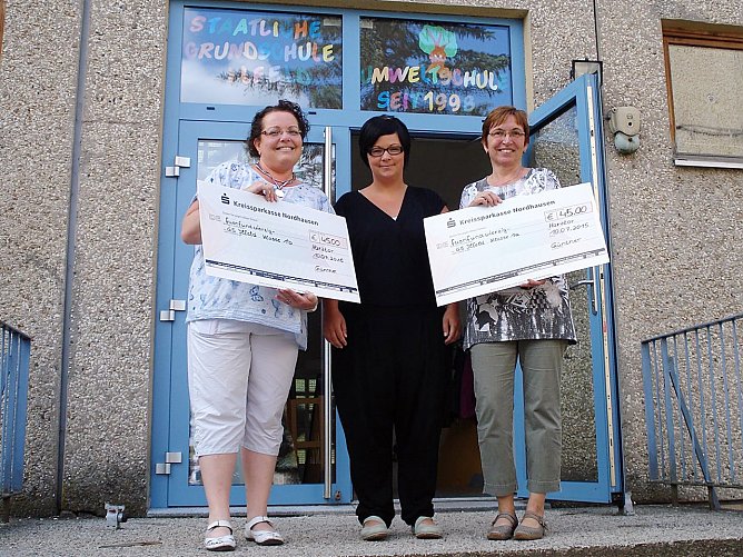 Spenden f&uuml;r Ilfelder Grundschule (Foto: Anja Hichert)
