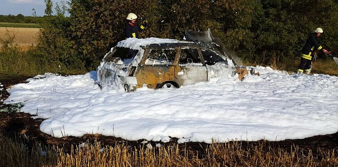 Autobrand gel&ouml;scht (Foto: Feuerwehr Hainleite)