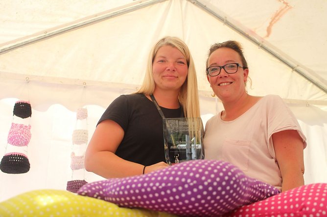 Der Preis f&uuml;r den beliebtesten Handwerksstand ging an Sina Hillemann und ihre Kollegin (Foto: Angelo Glashagel)