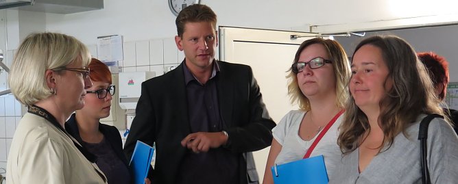 Guido Hage erl&auml;utert Probleme mit alten Krankenhausbetten. Rechts Ministerin Werner (LINKE) (Foto: nnz)