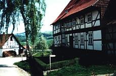 Durch und um das malerische Stadtdorf Uehrde (Foto: Firouz Vladi) Durch und um das malerische Stadtdorf Uehrde (Foto: Firouz Vladi)