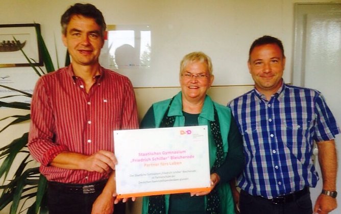 Schild &uuml;bergeben (Foto: privat)