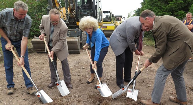 Gemeinsam in die vorbereitete Erde gestochen (Foto: nnz)