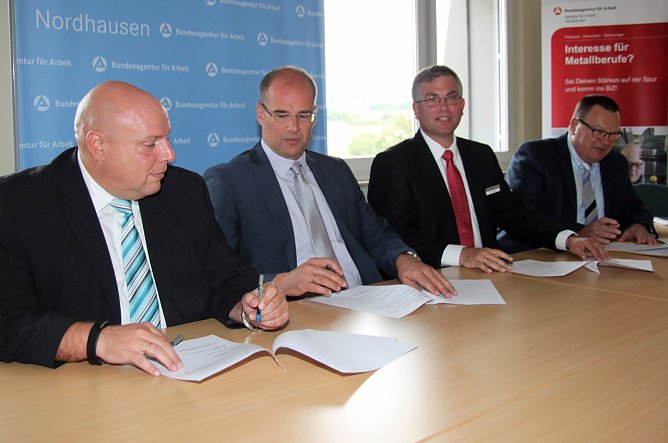 Heiko R&ouml;der, Leiter des Jobcenters, Landrat Matthias Jendricke, der Gesch&auml;ftsf&uuml;hrer der Arbeitsagentur Karsten Frob&ouml;se sowie Otto Wagenf&uuml;hr, Bereichsleiter im Nordth&uuml;ringer Schulamt haben zur Jugendberufsagentur eine Kooperationsvereinbarung unterzeichnet. (Foto: Jessica Pieper)