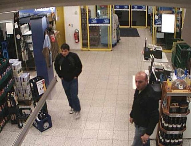 Wer kennt die beiden M&auml;nner? (Foto: Polizei)