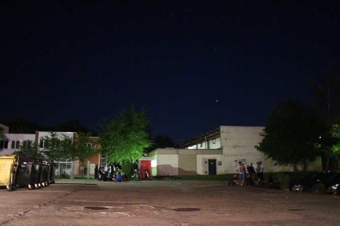 Auch auf dem Gel&auml;nde selbst hatten sich mehrere Personen aus Solidarit&auml;t mit den Fl&uuml;chtlingen versammelt (Foto: Angelo Glashagel)