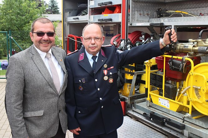 Sind Stolz auf ihre freiwillige Feuerwehr Heringen: B&uuml;rgermeister Maik Schr&ouml;ter und Stadtjugendwart Steffen Theuerkauf (Foto: Angelo Glashagel)