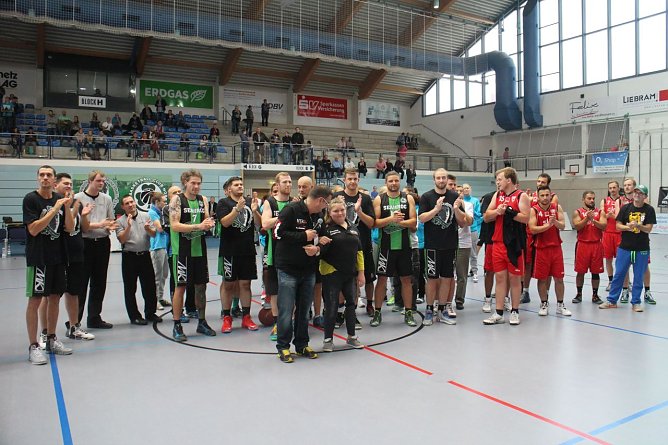 stehden Ovationen für die 11jährige Jenny die gegen den Krebs kämpft (Foto: Angelo Glashagel) stehden Ovationen für die 11jährige Jenny die gegen den Krebs kämpft (Foto: Angelo Glashagel)