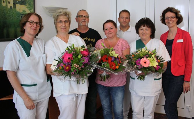 Das Fachkrankenhaus f&uuml;r Orthop&auml;die hat vor Kurzem im Rahmen einer kleinen Feier acht Mitarbeiter gew&uuml;rdigt. Anlass war deren 25- beziehungsweise 40-j&auml;hrige Besch&auml;ftigung in der Bleicher&ouml;der Klinik (Foto: Helios Klinik Bleicherode)