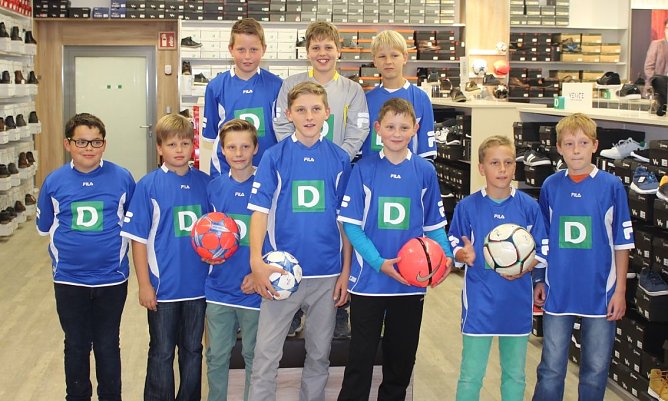 Trikots übergeben (Foto: privat) Trikots übergeben (Foto: privat)