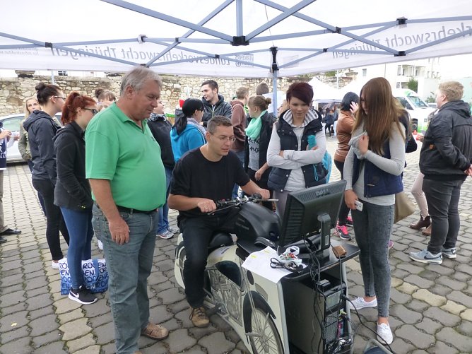 An verschiedenen Simulatoren konnte die eigene Fahrt&uuml;chtigkeit erprobt werden (Foto: Berufsbildungszentrum Verkehr)