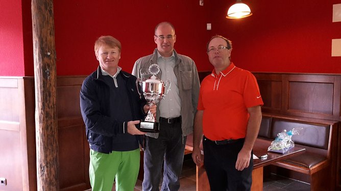 Zum "6. Pokal des Landrats" wurden am Sonntag in Neustadt die Golfschl&auml;ger ausgepackt (Foto: Hans-Leopold Holzapfel)
