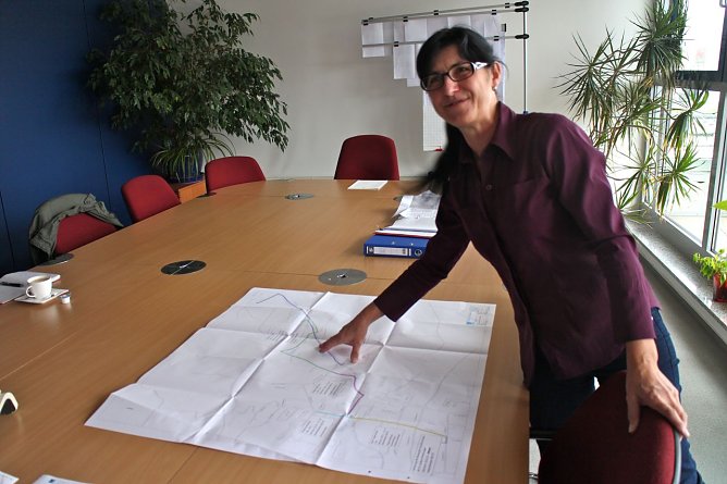 WVN Geschäftsführerin Carmen Lis über den Plänen der Talsperrenleitung (Foto: Angelo Glashagel) WVN Geschäftsführerin Carmen Lis über den Plänen der Talsperrenleitung (Foto: Angelo Glashagel)