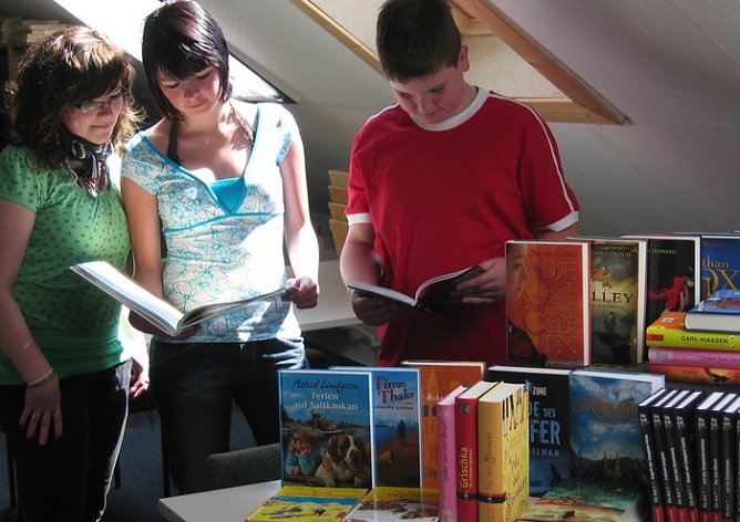 Freude beim Lesen (Foto: S. Meyer)