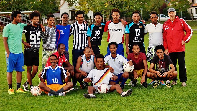 frikanisches Stimmengewirr auf dem Sportplatz "Am Salzagraben" (Foto: Klaus Pfand) frikanisches Stimmengewirr auf dem Sportplatz "Am Salzagraben" (Foto: Klaus Pfand)