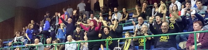 Die NSv-Fans feiern den knappen Sieg (Foto: J. Reinhardt)