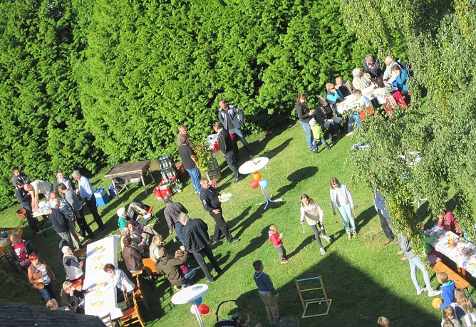 Brunch im Kirchengarten (Foto: Kerstin Cassube)