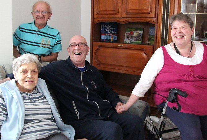 v.l.n.r.: Elsbeth Kohl, Lothar Voigt, Rainer Kreinacke und Gerlinde Bleckert leben in einer Senioren-Wohngemeinschaft im Nordh&auml;user Grimmelhof (Foto: Sylvia Spehr)