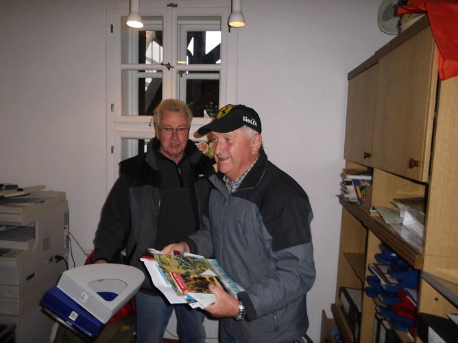 Die Ortschaftsratsmitglieder Fred Minnerup und Rolf Nebelung legten aktiv Hand an, um den Museumsumzug mit vorzubereiten.  (Foto: Manfred Kappler)