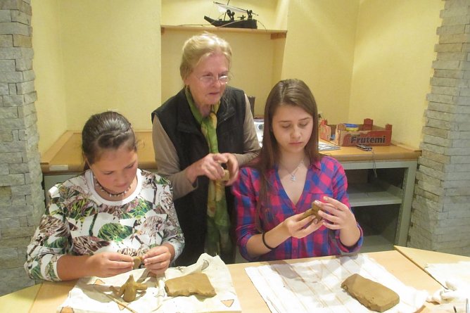 die Kursleiterin f&uuml;r Keramik  Dagmar Zimmermann mit den Sch&uuml;lerinnen Aleksandra Bruchov (re)und Nicole Mejdner (li) (Foto: Regelschule Petersberg)