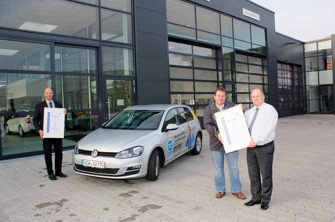 Zertifikat pr&auml;sentiert (Foto: Fischer/AHP)